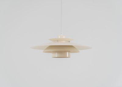 Elegant pendant light by Jeka Metaltryk (Denmark, 1970s). A minimalistic and timeless design made out of four aluminium shades, lacquered in an off-white color. It is in very good condition with one little scuff in the paint, as shown on the pictures.