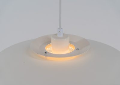 Elegant pendant light by Jeka Metaltryk (Denmark, 1970s). A minimalistic and timeless design made out of four aluminium shades, lacquered in an off-white color. It is in very good condition with one little scuff in the paint, as shown on the pictures.