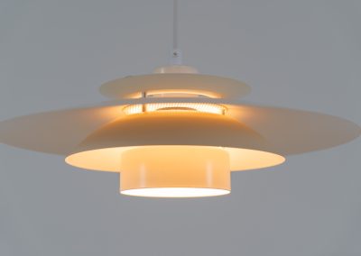 Elegant pendant light by Jeka Metaltryk (Denmark, 1970s). A minimalistic and timeless design made out of four aluminium shades, lacquered in an off-white color. It is in very good condition with one little scuff in the paint, as shown on the pictures.