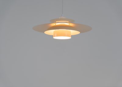 Elegant pendant light by Jeka Metaltryk (Denmark, 1970s). A minimalistic and timeless design made out of four aluminium shades, lacquered in an off-white color. It is in very good condition with one little scuff in the paint, as shown on the pictures.