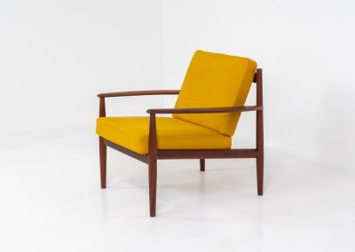 “FD-128” easy chair by Grete Jalk for France & Son (Denmark, 1960s). This elegant masterpiece is a fine example of Scandinavian modernism. It features a solid teak frame with a warm natural grain, stunning curves and comfortable cushions, upholstered in a yellow fabric. The chair presents itself in mint condition and labeled by maker. We have a 3-seater available aswell.