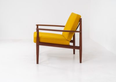 “FD-128” easy chair by Grete Jalk for France & Son (Denmark, 1960s). This elegant masterpiece is a fine example of Scandinavian modernism. It features a solid teak frame with a warm natural grain, stunning curves and comfortable cushions, upholstered in a yellow fabric. The chair presents itself in mint condition and labeled by maker. We have a 3-seater available aswell.