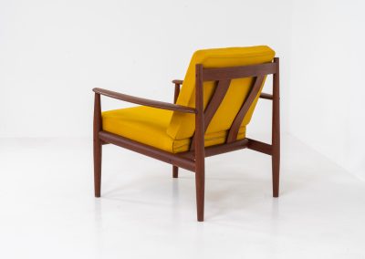 “FD-128” easy chair by Grete Jalk for France & Son (Denmark, 1960s). This elegant masterpiece is a fine example of Scandinavian modernism. It features a solid teak frame with a warm natural grain, stunning curves and comfortable cushions, upholstered in a yellow fabric. The chair presents itself in mint condition and labeled by maker. We have a 3-seater available aswell.