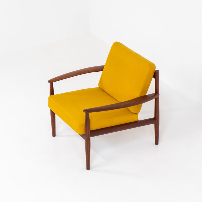 “FD-128” easy chair by Grete Jalk for France & Son (Denmark, 1960s). This elegant masterpiece is a fine example of Scandinavian modernism. It features a solid teak frame with a warm natural grain, stunning curves and comfortable cushions, upholstered in a yellow fabric. The chair presents itself in mint condition and labeled by maker. We have a 3-seater available aswell.