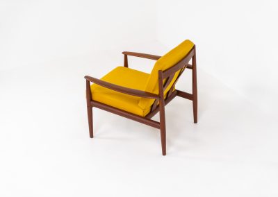 “FD-128” easy chair by Grete Jalk for France & Son (Denmark, 1960s). This elegant masterpiece is a fine example of Scandinavian modernism. It features a solid teak frame with a warm natural grain, stunning curves and comfortable cushions, upholstered in a yellow fabric. The chair presents itself in mint condition and labeled by maker. We have a 3-seater available aswell.