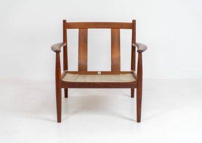 “FD-128” easy chair by Grete Jalk for France & Son (Denmark, 1960s). This elegant masterpiece is a fine example of Scandinavian modernism. It features a solid teak frame with a warm natural grain, stunning curves and comfortable cushions, upholstered in a yellow fabric. The chair presents itself in mint condition and labeled by maker. We have a 3-seater available aswell.