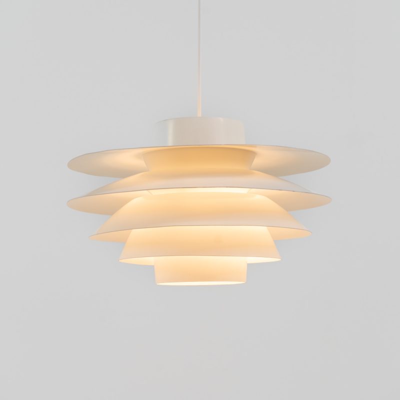 Early “Verona” pendant light by Svend Middelboe for Nordisk Solar (Denmark, 1960s). A stunning design classic made with 5 aluminium shades that diffuse the light into a soft ambient glow. A perfect combination of function and beauty. Its sculptural form and soothing illumination make it a perfect statement piece for any interior. It’s in very good vintage condition with some small using traces on the paint.