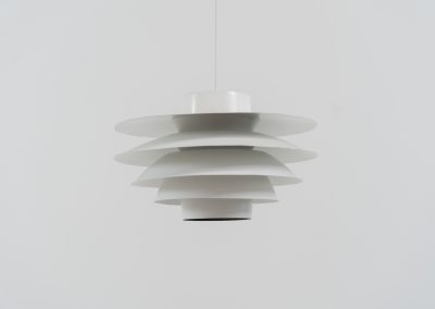 Early “Verona” pendant light by Svend Middelboe for Nordisk Solar (Denmark, 1960s). A stunning design classic made with 5 aluminium shades that diffuse the light into a soft ambient glow. A perfect combination of function and beauty. Its sculptural form and soothing illumination make it a perfect statement piece for any interior. It’s in very good vintage condition with some small using traces on the paint.