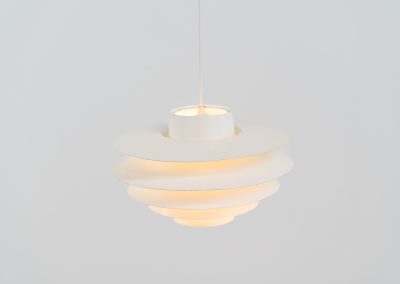 Early “Verona” pendant light by Svend Middelboe for Nordisk Solar (Denmark, 1960s). A stunning design classic made with 5 aluminium shades that diffuse the light into a soft ambient glow. A perfect combination of function and beauty. Its sculptural form and soothing illumination make it a perfect statement piece for any interior. It’s in very good vintage condition with some small using traces on the paint.