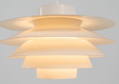 Early “Verona” pendant light by Svend Middelboe for Nordisk Solar (Denmark, 1960s). A stunning design classic made with 5 aluminium shades that diffuse the light into a soft ambient glow. A perfect combination of function and beauty. Its sculptural form and soothing illumination make it a perfect statement piece for any interior. It’s in very good vintage condition with some small using traces on the paint.