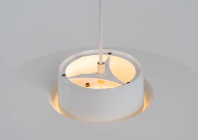 Early “Verona” pendant light by Svend Middelboe for Nordisk Solar (Denmark, 1960s). A stunning design classic made with 5 aluminium shades that diffuse the light into a soft ambient glow. A perfect combination of function and beauty. Its sculptural form and soothing illumination make it a perfect statement piece for any interior. It’s in very good vintage condition with some small using traces on the paint.