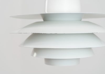 Early “Verona” pendant light by Svend Middelboe for Nordisk Solar (Denmark, 1960s). A stunning design classic made with 5 aluminium shades that diffuse the light into a soft ambient glow. A perfect combination of function and beauty. Its sculptural form and soothing illumination make it a perfect statement piece for any interior. It’s in very good vintage condition with some small using traces on the paint.