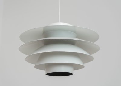 Early “Verona” pendant light by Svend Middelboe for Nordisk Solar (Denmark, 1960s). A stunning design classic made with 5 aluminium shades that diffuse the light into a soft ambient glow. A perfect combination of function and beauty. Its sculptural form and soothing illumination make it a perfect statement piece for any interior. It’s in very good vintage condition with some small using traces on the paint.