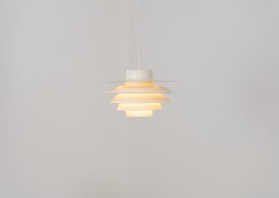Early “Verona” pendant light by Svend Middelboe for Nordisk Solar (Denmark, 1960s). A stunning design classic made with 5 aluminium shades that diffuse the light into a soft ambient glow. A perfect combination of function and beauty. Its sculptural form and soothing illumination make it a perfect statement piece for any interior. It’s in very good vintage condition with some small using traces on the paint.