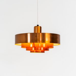 Copper “Roulette” pendant light by Jo Hammerborg for Fog & Mørup (Denmark, 1960s). In our opinion, this is one of Hammerborg’s most stunning designs and increasingly hard to find. Made from solid copper rings with orange detailing on the interior, this lamp is a striking piece, both on and off. It’s in excellent condition, showcasing a beautiful patina on the copper.