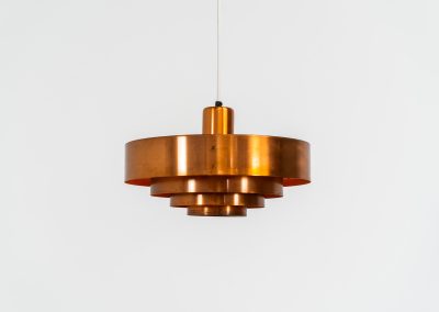 Copper “Roulette” pendant light by Jo Hammerborg for Fog & Mørup (Denmark, 1960s). In our opinion, this is one of Hammerborg’s most stunning designs and increasingly hard to find. Made from solid copper rings with orange detailing on the interior, this lamp is a striking piece, both on and off. It’s in excellent condition, showcasing a beautiful patina on the copper.