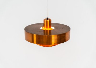 Copper “Roulette” pendant light by Jo Hammerborg for Fog & Mørup (Denmark, 1960s). In our opinion, this is one of Hammerborg’s most stunning designs and increasingly hard to find. Made from solid copper rings with orange detailing on the interior, this lamp is a striking piece, both on and off. It’s in excellent condition, showcasing a beautiful patina on the copper.