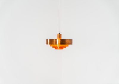 Copper “Roulette” pendant light by Jo Hammerborg for Fog & Mørup (Denmark, 1960s). In our opinion, this is one of Hammerborg’s most stunning designs and increasingly hard to find. Made from solid copper rings with orange detailing on the interior, this lamp is a striking piece, both on and off. It’s in excellent condition, showcasing a beautiful patina on the copper.