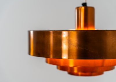 Copper “Roulette” pendant light by Jo Hammerborg for Fog & Mørup (Denmark, 1960s). In our opinion, this is one of Hammerborg’s most stunning designs and increasingly hard to find. Made from solid copper rings with orange detailing on the interior, this lamp is a striking piece, both on and off. It’s in excellent condition, showcasing a beautiful patina on the copper.