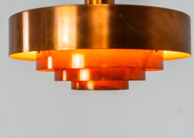 Copper “Roulette” pendant light by Jo Hammerborg for Fog & Mørup (Denmark, 1960s). In our opinion, this is one of Hammerborg’s most stunning designs and increasingly hard to find. Made from solid copper rings with orange detailing on the interior, this lamp is a striking piece, both on and off. It’s in excellent condition, showcasing a beautiful patina on the copper.