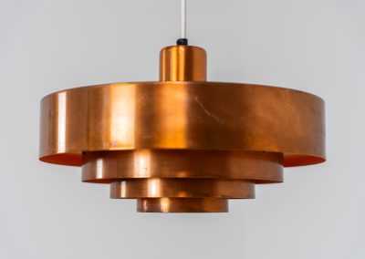 Copper “Roulette” pendant light by Jo Hammerborg for Fog & Mørup (Denmark, 1960s). In our opinion, this is one of Hammerborg’s most stunning designs and increasingly hard to find. Made from solid copper rings with orange detailing on the interior, this lamp is a striking piece, both on and off. It’s in excellent condition, showcasing a beautiful patina on the copper.