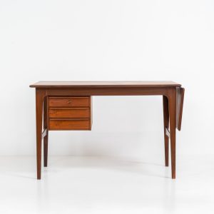 Stunning free standing drop-leaf desk in teak (Denmark, 1960s). For now, the designer of this beauty is unknown, but it is definitely a high quality piece with beautiful organic shapes and lots of details. It features a cabinet with three drawers (which can slide to the other side) and a convenient drop-leaf to add extra space. This writing desk presents itself in mint condition!