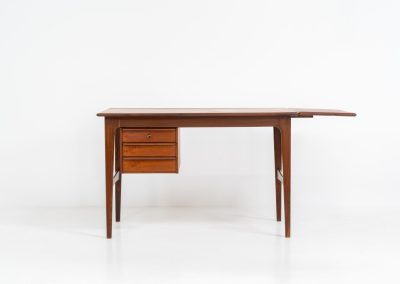 Stunning free standing drop-leaf desk in teak (Denmark, 1960s). For now, the designer of this beauty is unknown, but it is definitely a high quality piece with beautiful organic shapes and lots of details. It features a cabinet with three drawers (which can slide to the other side) and a convenient drop-leaf to add extra space. This writing desk presents itself in mint condition!