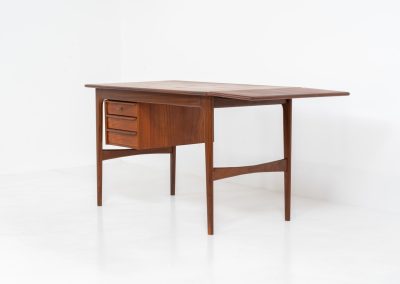 Stunning free standing drop-leaf desk in teak (Denmark, 1960s). For now, the designer of this beauty is unknown, but it is definitely a high quality piece with beautiful organic shapes and lots of details. It features a cabinet with three drawers (which can slide to the other side) and a convenient drop-leaf to add extra space. This writing desk presents itself in mint condition!