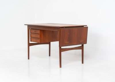 Stunning free standing drop-leaf desk in teak (Denmark, 1960s). For now, the designer of this beauty is unknown, but it is definitely a high quality piece with beautiful organic shapes and lots of details. It features a cabinet with three drawers (which can slide to the other side) and a convenient drop-leaf to add extra space. This writing desk presents itself in mint condition!