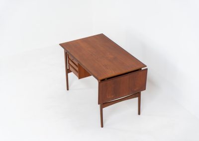 Stunning free standing drop-leaf desk in teak (Denmark, 1960s). For now, the designer of this beauty is unknown, but it is definitely a high quality piece with beautiful organic shapes and lots of details. It features a cabinet with three drawers (which can slide to the other side) and a convenient drop-leaf to add extra space. This writing desk presents itself in mint condition!