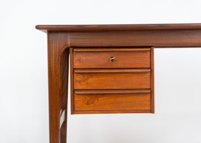 Stunning free standing drop-leaf desk in teak (Denmark, 1960s). For now, the designer of this beauty is unknown, but it is definitely a high quality piece with beautiful organic shapes and lots of details. It features a cabinet with three drawers (which can slide to the other side) and a convenient drop-leaf to add extra space. This writing desk presents itself in mint condition!