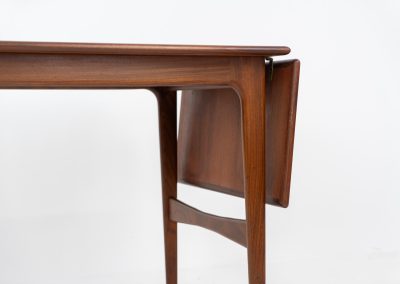 Stunning free standing drop-leaf desk in teak (Denmark, 1960s). For now, the designer of this beauty is unknown, but it is definitely a high quality piece with beautiful organic shapes and lots of details. It features a cabinet with three drawers (which can slide to the other side) and a convenient drop-leaf to add extra space. This writing desk presents itself in mint condition!