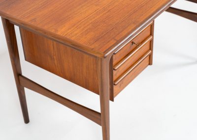 Stunning free standing drop-leaf desk in teak (Denmark, 1960s). For now, the designer of this beauty is unknown, but it is definitely a high quality piece with beautiful organic shapes and lots of details. It features a cabinet with three drawers (which can slide to the other side) and a convenient drop-leaf to add extra space. This writing desk presents itself in mint condition!