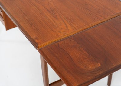 Stunning free standing drop-leaf desk in teak (Denmark, 1960s). For now, the designer of this beauty is unknown, but it is definitely a high quality piece with beautiful organic shapes and lots of details. It features a cabinet with three drawers (which can slide to the other side) and a convenient drop-leaf to add extra space. This writing desk presents itself in mint condition!