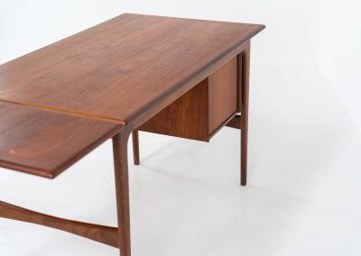 Stunning free standing drop-leaf desk in teak (Denmark, 1960s). For now, the designer of this beauty is unknown, but it is definitely a high quality piece with beautiful organic shapes and lots of details. It features a cabinet with three drawers (which can slide to the other side) and a convenient drop-leaf to add extra space. This writing desk presents itself in mint condition!