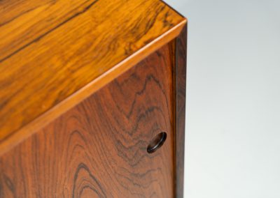 Rare XL sideboard in rosewood by Ib Kofod-Larsen for Faarup (Denmark, 1950s). This piece exudes pure luxury, featuring four large sliding doors with amazing inset handles and lots of storage space with adjustable drawers and shelves inside. The exterior is crafted from rosewood with a glossy finish, showcasing a stunning woodgrain, while the oak-finished interior provides a beautiful contrast. This hard to find piece presents itself in amazing vintage condition with minimal sings of a previous life. The doors slide really smooth. Marked by maker.