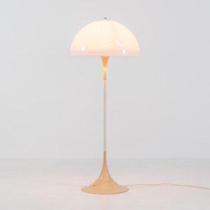 Early Panthella floorlamp by Verner Panton for Louis Poulsen (Denmark, 1970s). A beautiful and iconic design classic that still elevates the room to this day. This is the early model with the foot switch. In good and original condition.