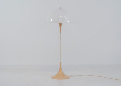Early Panthella floorlamp by Verner Panton for Louis Poulsen (Denmark, 1970s). A beautiful and iconic design classic that still elevates the room to this day. This is the early model with the foot switch. In good and original condition.