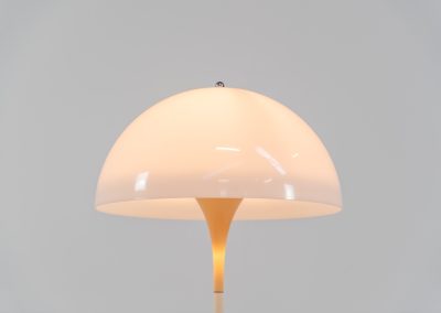 Early Panthella floorlamp by Verner Panton for Louis Poulsen (Denmark, 1970s). A beautiful and iconic design classic that still elevates the room to this day. This is the early model with the foot switch. In good and original condition.