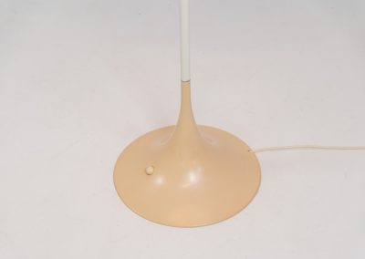Early Panthella floorlamp by Verner Panton for Louis Poulsen (Denmark, 1970s). A beautiful and iconic design classic that still elevates the room to this day. This is the early model with the foot switch. In good and original condition.
