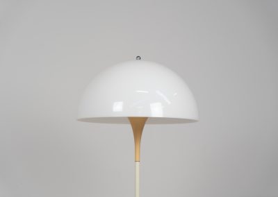 Early Panthella floorlamp by Verner Panton for Louis Poulsen (Denmark, 1970s). A beautiful and iconic design classic that still elevates the room to this day. This is the early model with the foot switch. In good and original condition.