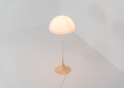 Early Panthella floorlamp by Verner Panton for Louis Poulsen (Denmark, 1970s). A beautiful and iconic design classic that still elevates the room to this day. This is the early model with the foot switch. In good and original condition.