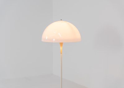 Early Panthella floorlamp by Verner Panton for Louis Poulsen (Denmark, 1970s). A beautiful and iconic design classic that still elevates the room to this day. This is the early model with the foot switch. In good and original condition.