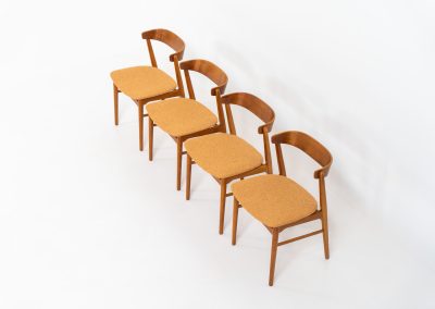 Set of 4 stunning ‘model 206’ dining chairs by Thomas Harlev for Farstrup (Denmark, 1960s). A beautiful design featuring a generously curved teak back rest and a solid beech frame with sleek lines. The chairs are newly upholstered in a orange/brown bouclé fabric. All chairs are in very good condition!