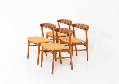 Set of 4 stunning ‘model 206’ dining chairs by Thomas Harlev for Farstrup (Denmark, 1960s). A beautiful design featuring a generously curved teak back rest and a solid beech frame with sleek lines. The chairs are newly upholstered in a orange/brown bouclé fabric. All chairs are in very good condition!