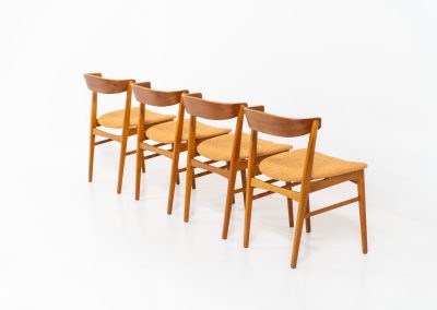 Set of 4 stunning ‘model 206’ dining chairs by Thomas Harlev for Farstrup (Denmark, 1960s). A beautiful design featuring a generously curved teak back rest and a solid beech frame with sleek lines. The chairs are newly upholstered in a orange/brown bouclé fabric. All chairs are in very good condition!