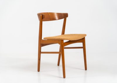 Set of 4 stunning ‘model 206’ dining chairs by Thomas Harlev for Farstrup (Denmark, 1960s). A beautiful design featuring a generously curved teak back rest and a solid beech frame with sleek lines. The chairs are newly upholstered in a orange/brown bouclé fabric. All chairs are in very good condition!