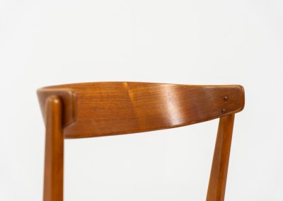 Set of 4 stunning ‘model 206’ dining chairs by Thomas Harlev for Farstrup (Denmark, 1960s). A beautiful design featuring a generously curved teak back rest and a solid beech frame with sleek lines. The chairs are newly upholstered in a orange/brown bouclé fabric. All chairs are in very good condition!