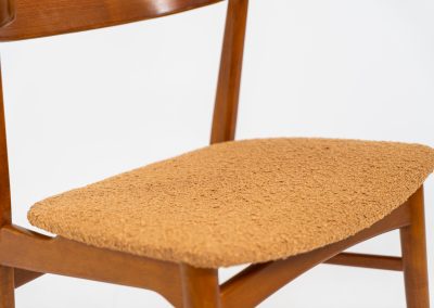 Set of 4 stunning ‘model 206’ dining chairs by Thomas Harlev for Farstrup (Denmark, 1960s). A beautiful design featuring a generously curved teak back rest and a solid beech frame with sleek lines. The chairs are newly upholstered in a orange/brown bouclé fabric. All chairs are in very good condition!