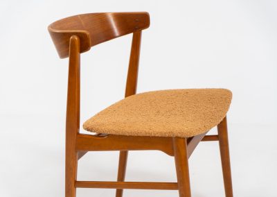 Set of 4 stunning ‘model 206’ dining chairs by Thomas Harlev for Farstrup (Denmark, 1960s). A beautiful design featuring a generously curved teak back rest and a solid beech frame with sleek lines. The chairs are newly upholstered in a orange/brown bouclé fabric. All chairs are in very good condition!